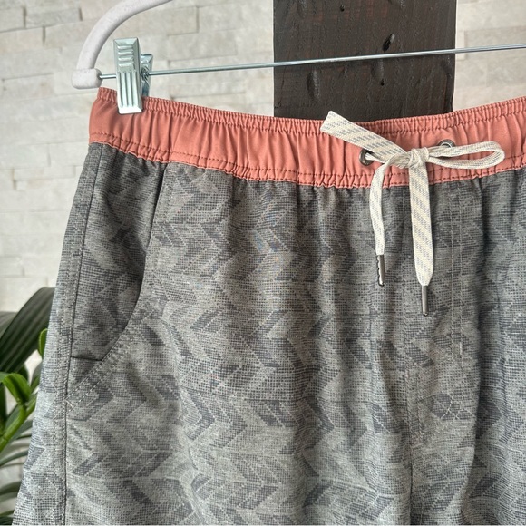 VUORI “Kore” Athletic Lined Shorts Grey Chevron Salmon Coral Waistband Size M - Picture 3 of 6